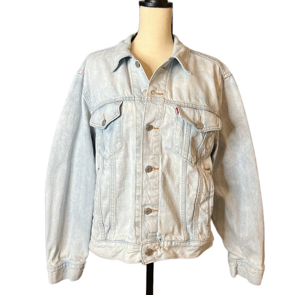 Levi's Jacket in Light Wash with Floral Embroidered Graphic on the Back Size XL